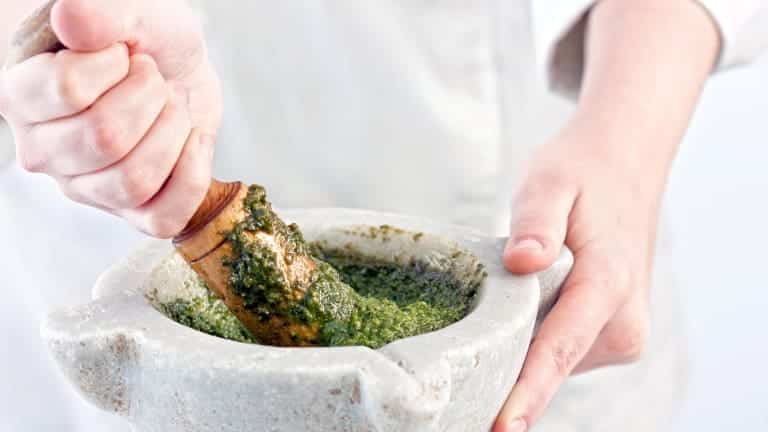 Pesto fatto nel mortaio, ricetta originale del pesto alla genovese, preparazione