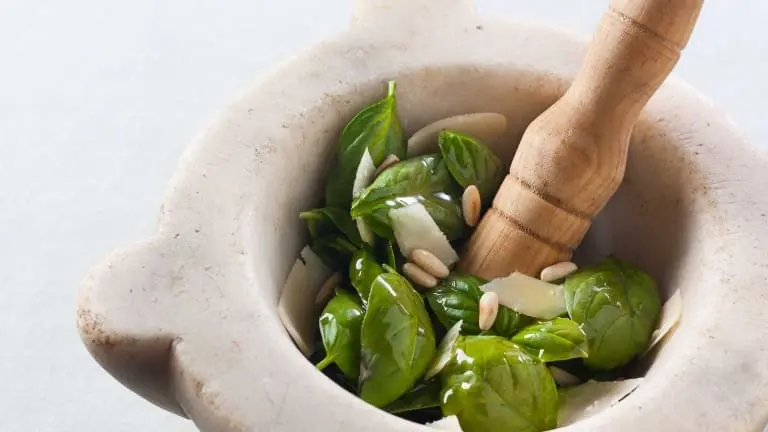 Ingredients and preparation of the original Genoese pesto, basil sauce recipe