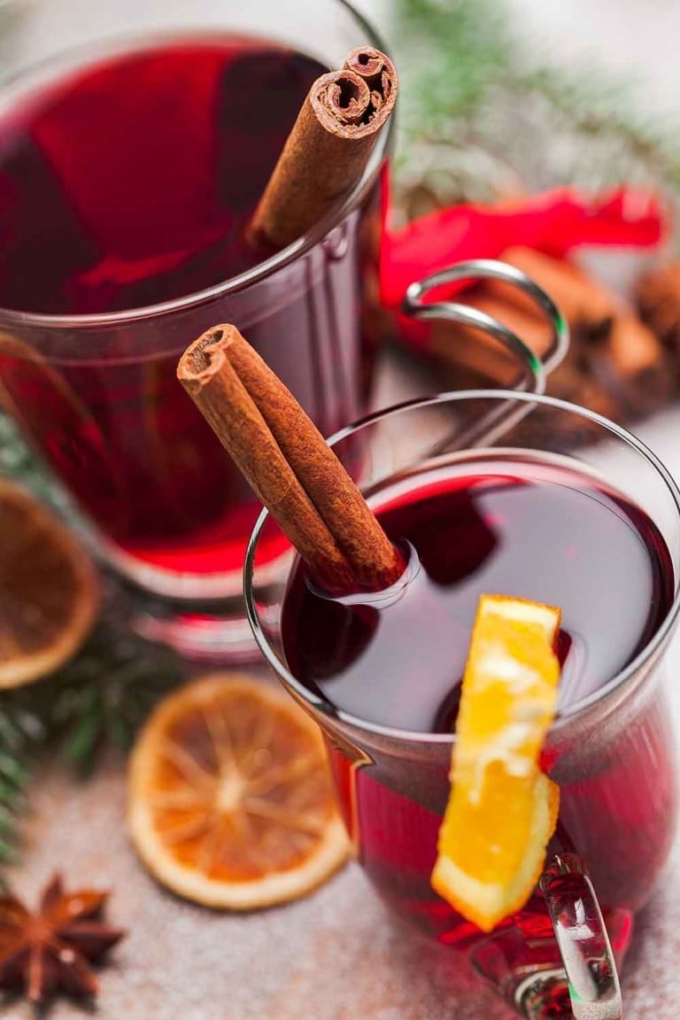 Mulled wine with vermouth and rum: the recipe that will warm your holidays