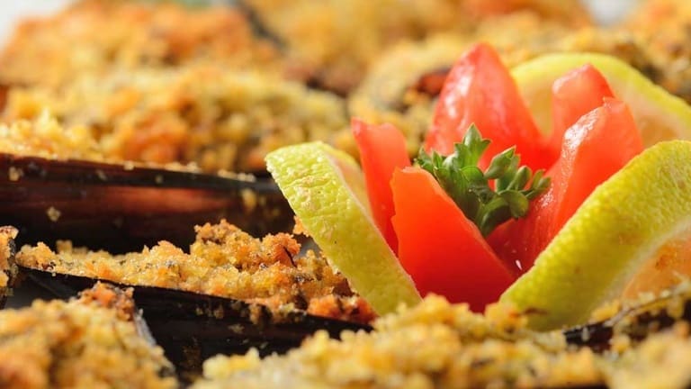 Cozze gratinate al forno con pomodoro e olive, ricette di mare, antipasti