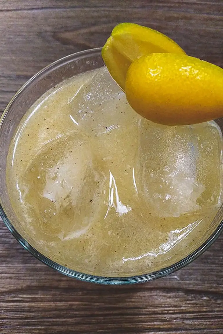 Simple thirst-quenching cocktail recipe with gin and lemon, Italian drink