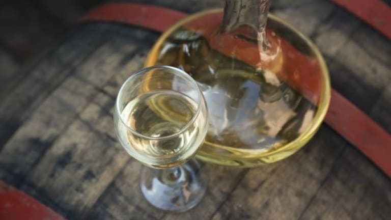Decanter per vino bianco come si usa, quali vini decantare per ossigenarli