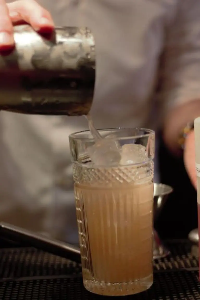 Stelios: il nuovo cocktail con mastiha greco, rum, pompelmo rosa e angostura
