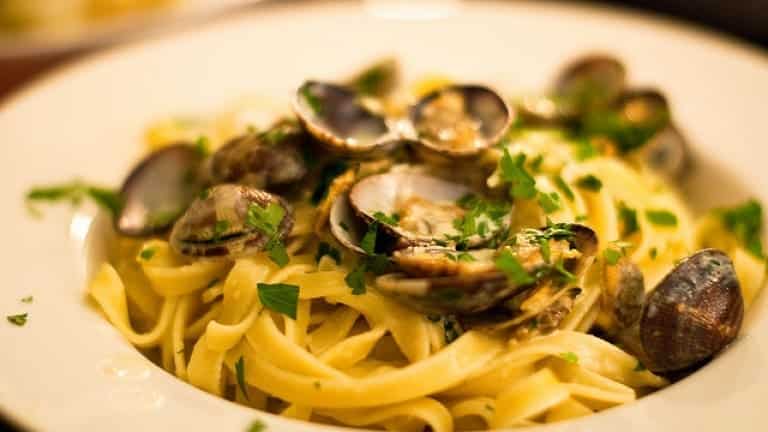 Pasta alle vongole. Tagliatelle con vongole e prezzemolo. Vino abbinato? Soave!